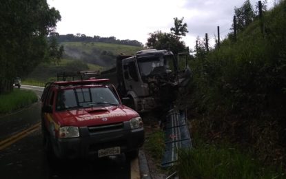 Acidente envolvendo 2 caminhões na BR-494 sentido São João Del-Rei / Ritápolis