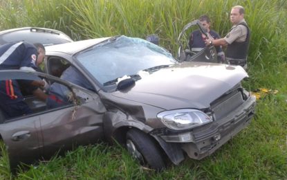 VEÍCULO É ABALROADO POR CARRETA NA BR-040