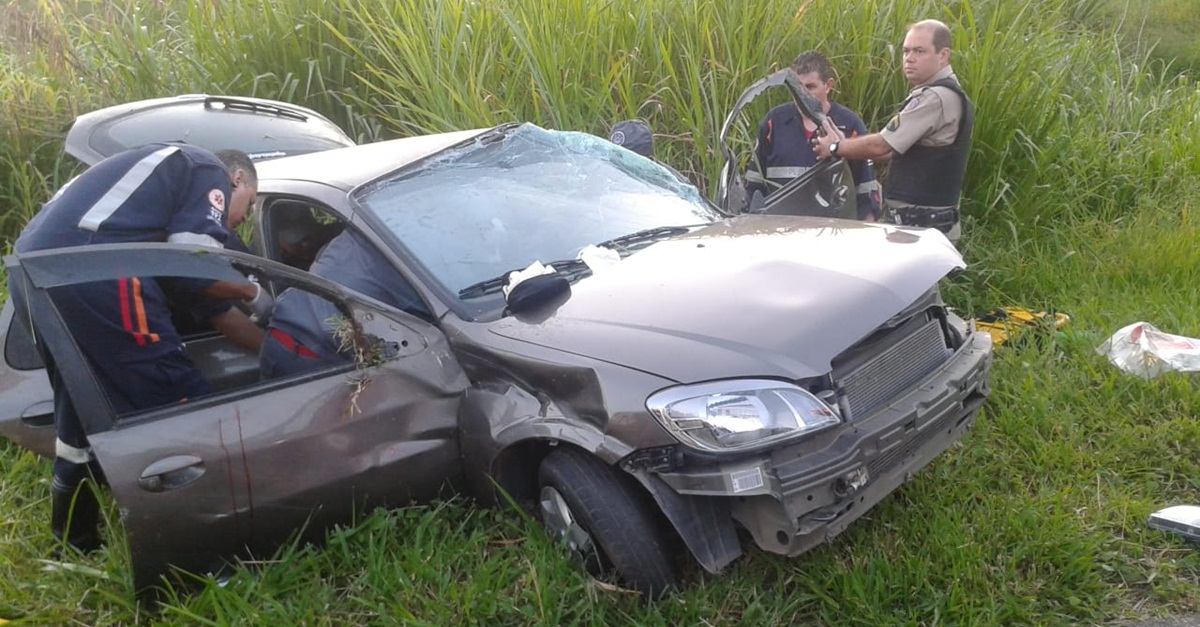 VEÍCULO É ABALROADO POR CARRETA NA BR-040