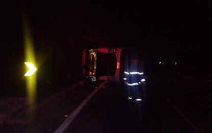 Carreta com óleo diesel tomba na BR-265 nas proximidades da ponte do Caieiro