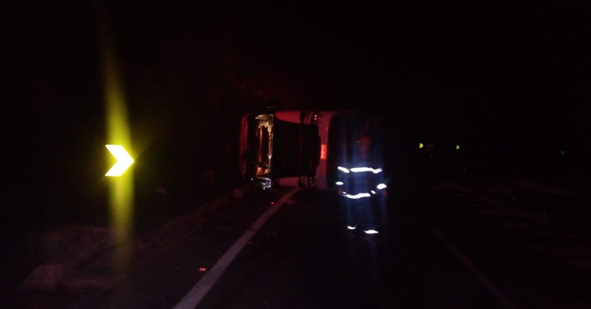 Carreta com óleo diesel tomba na BR-265 nas proximidades da ponte do Caieiro