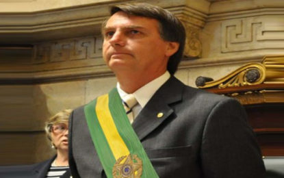 Bolsonaro assina decreto e aumenta salário mínimo para R$ 998,00