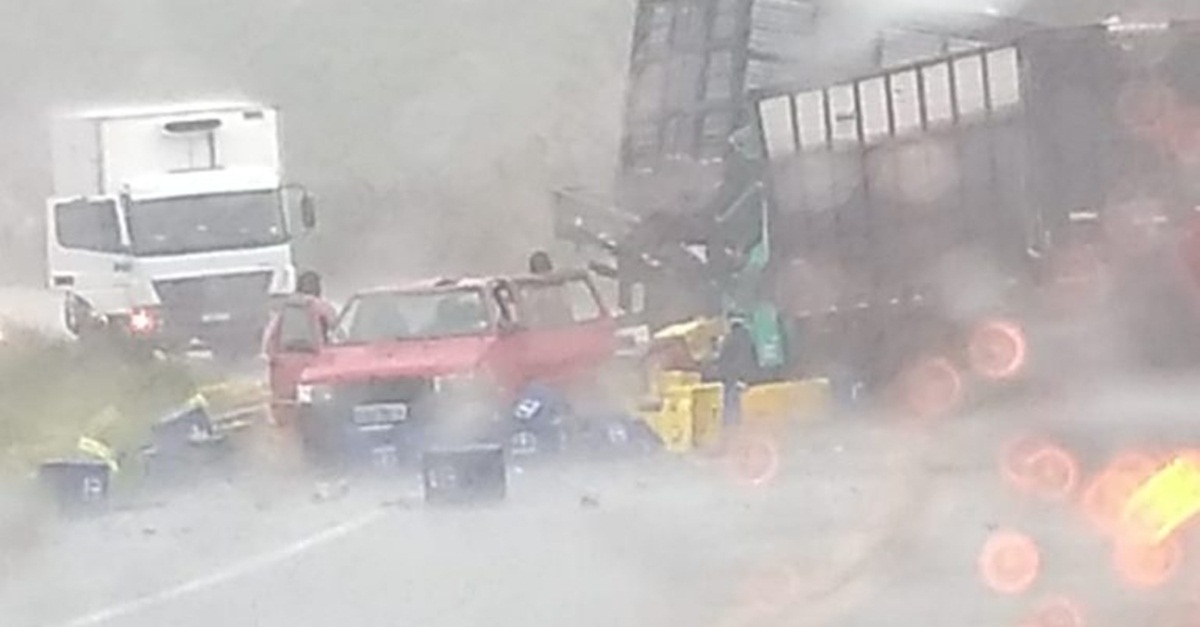 Acidente entre caminhões e carro deixa quatro mortos e um ferido na BR-354