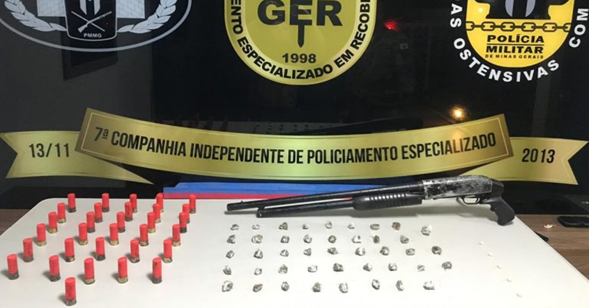 POLÍCIA DESARTICULA QUADRILHA, APREENDE ARMA E DROGAS EM DIVINÓPOLIS