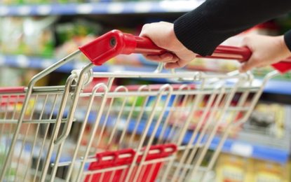 Com baixo orçamento, brasileiros vendem o vale-alimentação para realizar o pagamento de contas