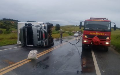 Tombamento do Caminhão na BR-265 proximidades da zona rural de Prados