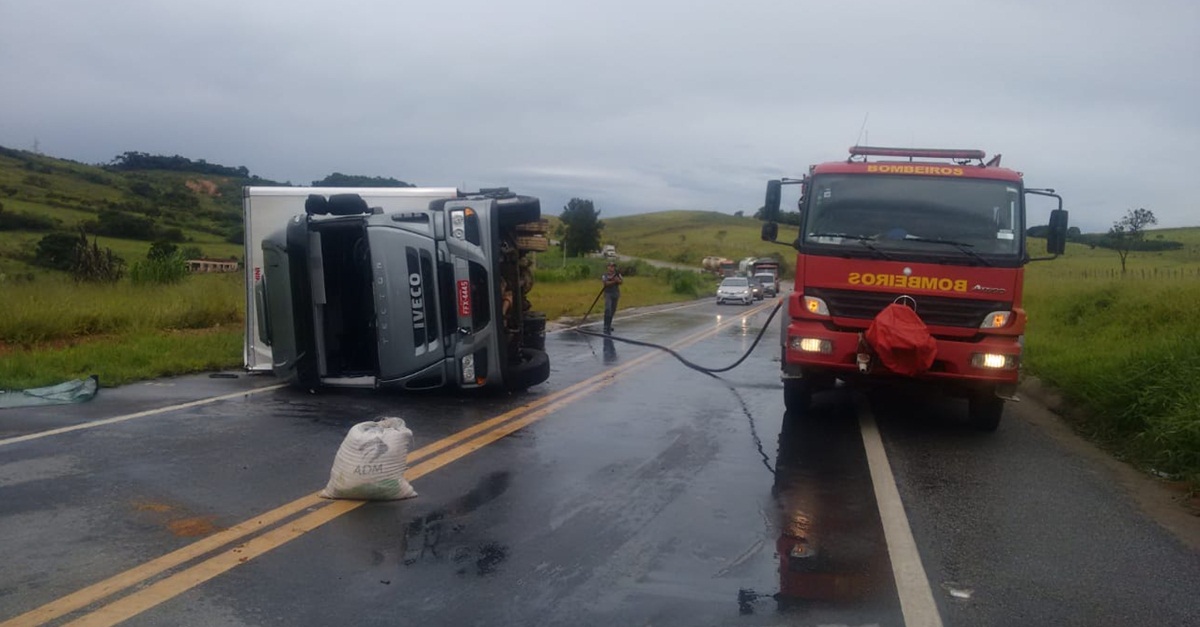 Tombamento do Caminhão na BR-265 proximidades da zona rural de Prados