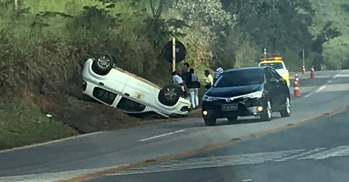 DERRAMAMENTO DE ÓLEO DA BR-040 CAUSA ACIDENTES