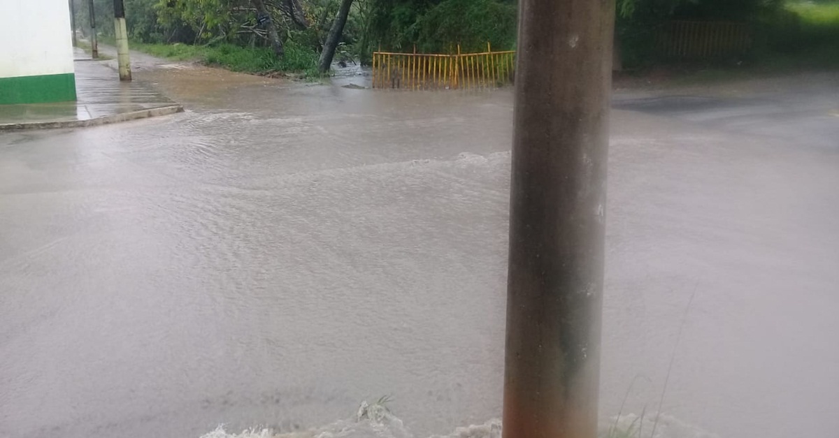 RIO ESTÁ EM SITUAÇÃO DE CRISE HÁ MAIS DE 30 HORAS POR CAUSA DE CHUVA