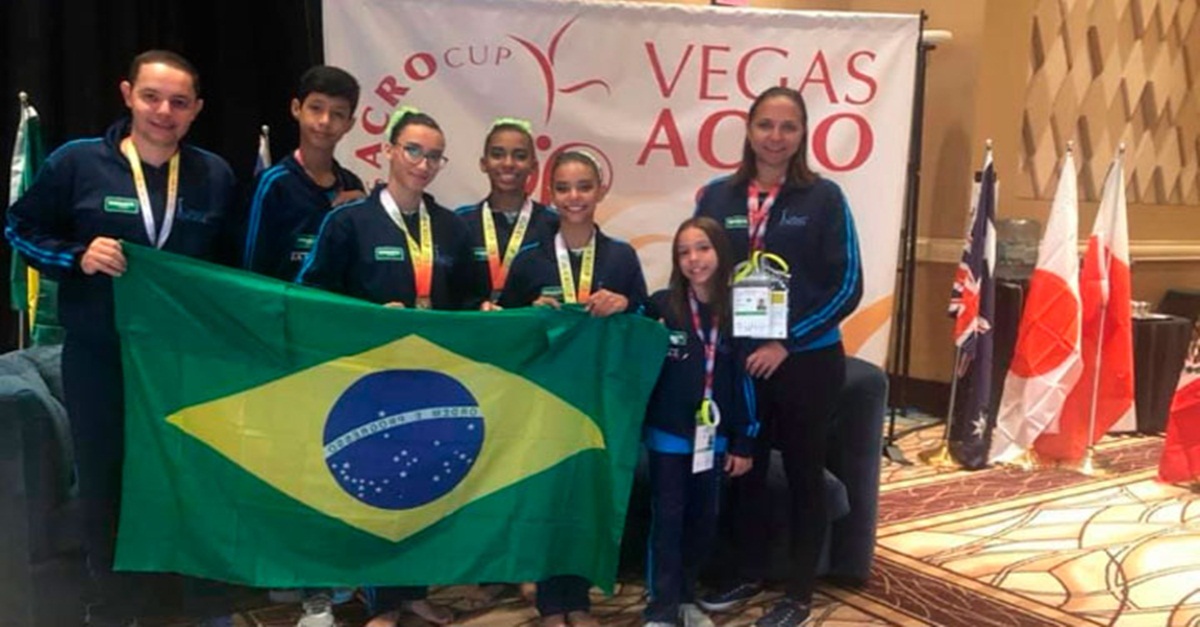 Ginastas acrobatas de Uberaba ganham medalhas de prata em Las Vegas