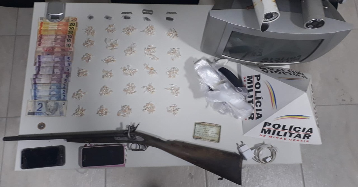 TRÊS PESSOAS SÃO PRESAS POR TRÁFICO DE DROGAS NO BAIRRO NOVO HORIZONTE EM BARBACENA