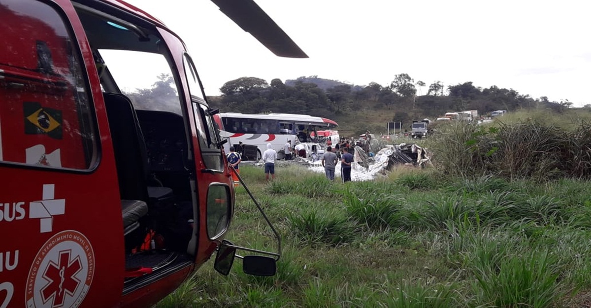 TRÊS PESSOAS MORREM EM ACIDENTE ENTRE ÔNIBUS E CAMINHÃO EM CAMPO BELO