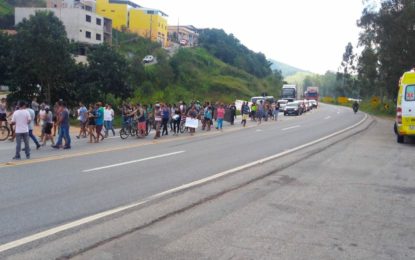 MORADORES DA CIDADE DE ALFREDO VASCONCELOS PARAM A BR-040 E PEDEM MAIS SEGURANÇA NA RODOVIA