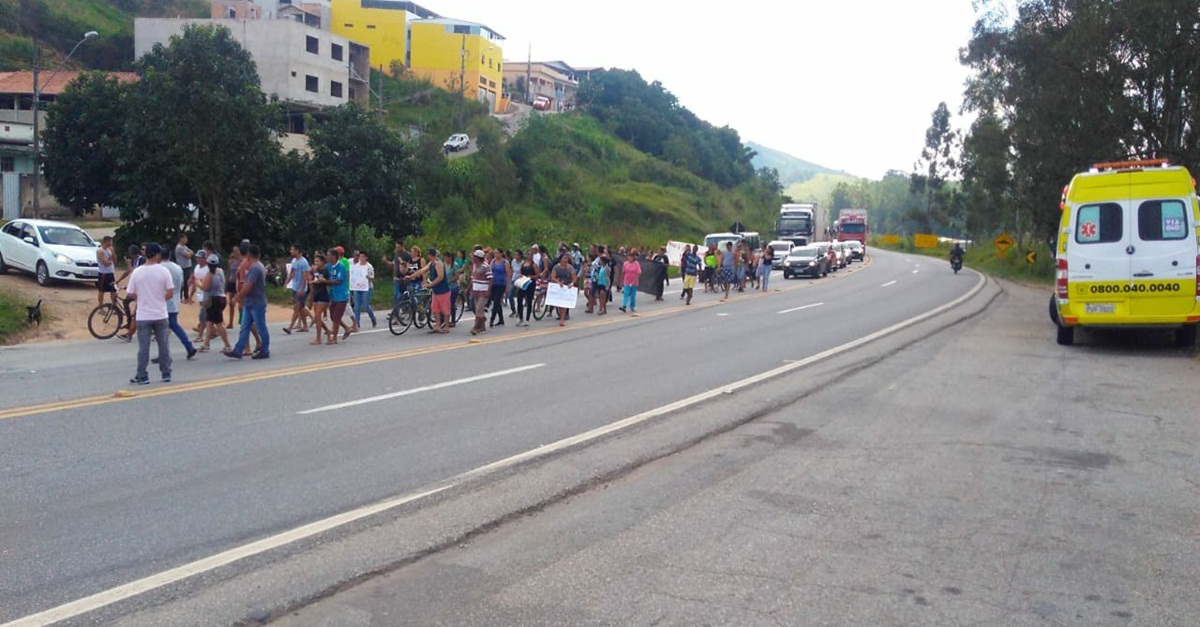 MORADORES DA CIDADE DE ALFREDO VASCONCELOS PARAM A BR-040 E PEDEM MAIS SEGURANÇA NA RODOVIA