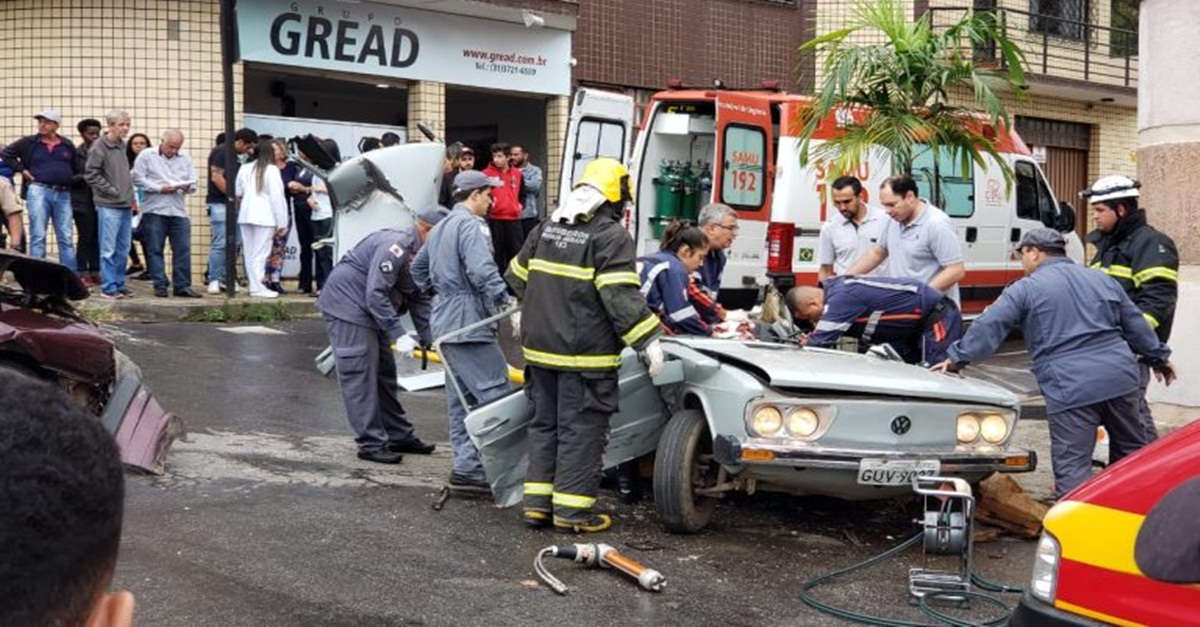 BOMBEIROS ATENDEM OCORRÊNCIA DE ACIDENTE DE TRÂNSITO EM CONSELHEIRO LAFAIETE