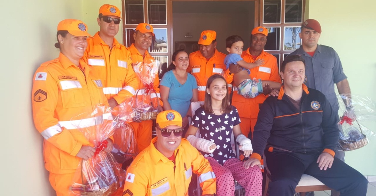 BOMBEIROS VISITAM FAMÍLIA QUE RECUPEROU-SE DE ACIDENTE