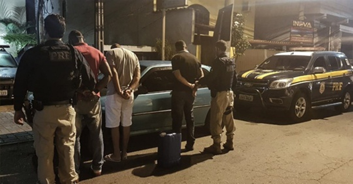 BARBACENENSES SÃO PRESOS PELA PRF COM 20 LITROS DE LOLÓ