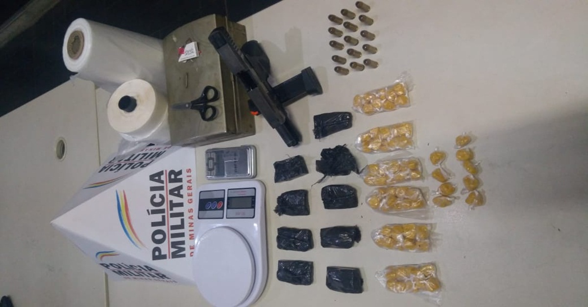 PM APREENDE ARMA, MUNIÇÕES E DROGAS EM CUMPRIMENTO DE MANDADO JUDICIAL EM SÃO JOÃO DEL-REI