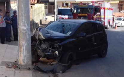 MOTORISTA INABILITADO BATE COM VEÍCULO EM POSTE NO BAIRRO FLORESTA EM BARBACENA