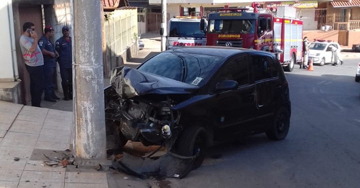 MOTORISTA INABILITADO BATE COM VEÍCULO EM POSTE NO BAIRRO FLORESTA EM BARBACENA