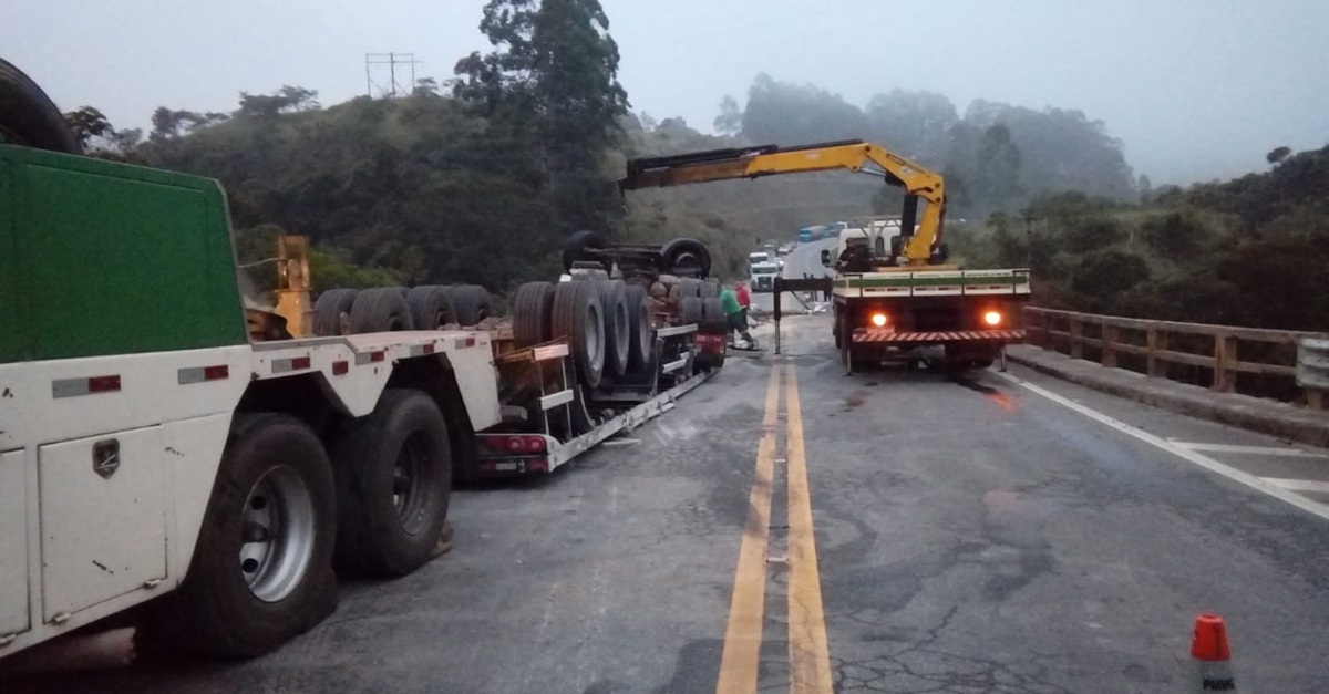 MOTORISTA MORRE EM CAPOTAMENTO DE CARRETA NA BR 265