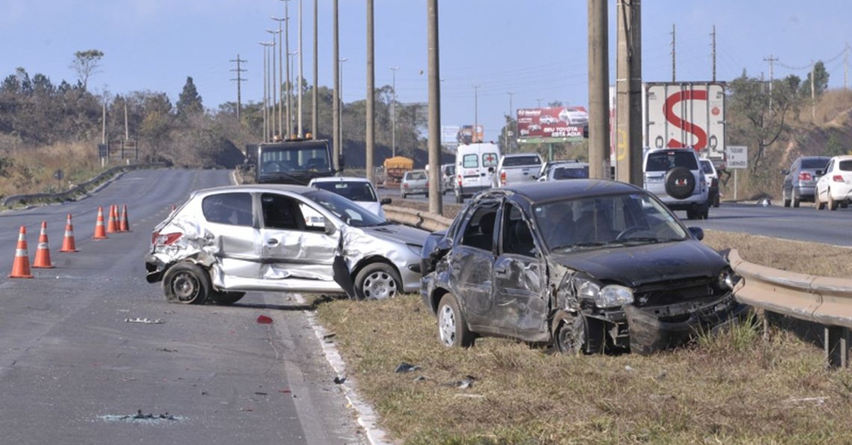 ACIDENTE ENTRE SETE VEÍCULOS INTERDITA A BR-040 EM POMPÉU