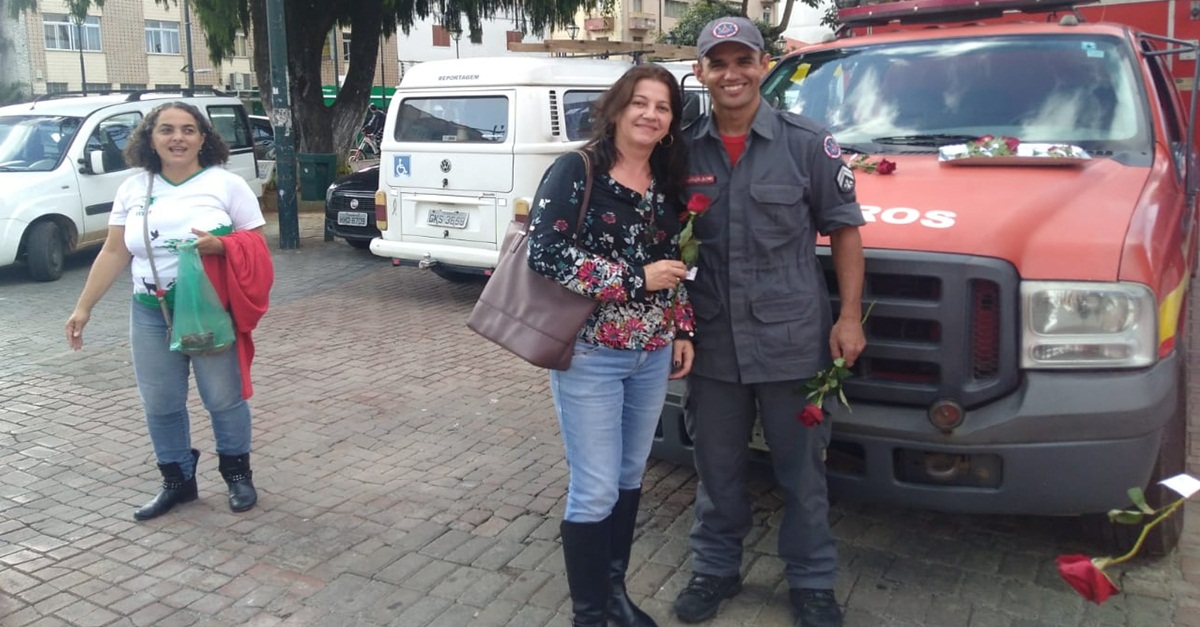 Centenas de estudantes ocupam as ruas em Barbacena contra o bloqueio de verbas