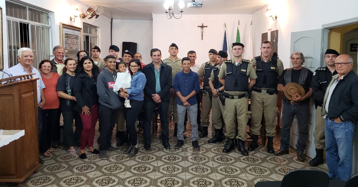 CÂMARA MUNICIPAL DE CORONEL XAVIER CHAVES HOMENAGEIA POLICIAIS MILITARES