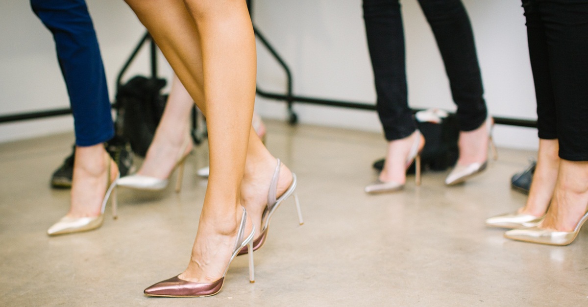 Uso excessivo de salto alto pode causar vários problemas nos pés; saiba como evitar