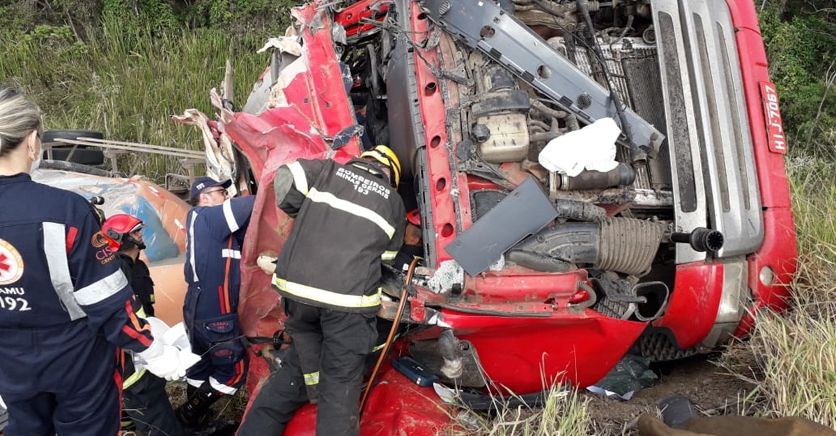 BOMBEIROS RESGATAM MOTORISTA EM ACIDENTE COM CARRETA NA BR-265