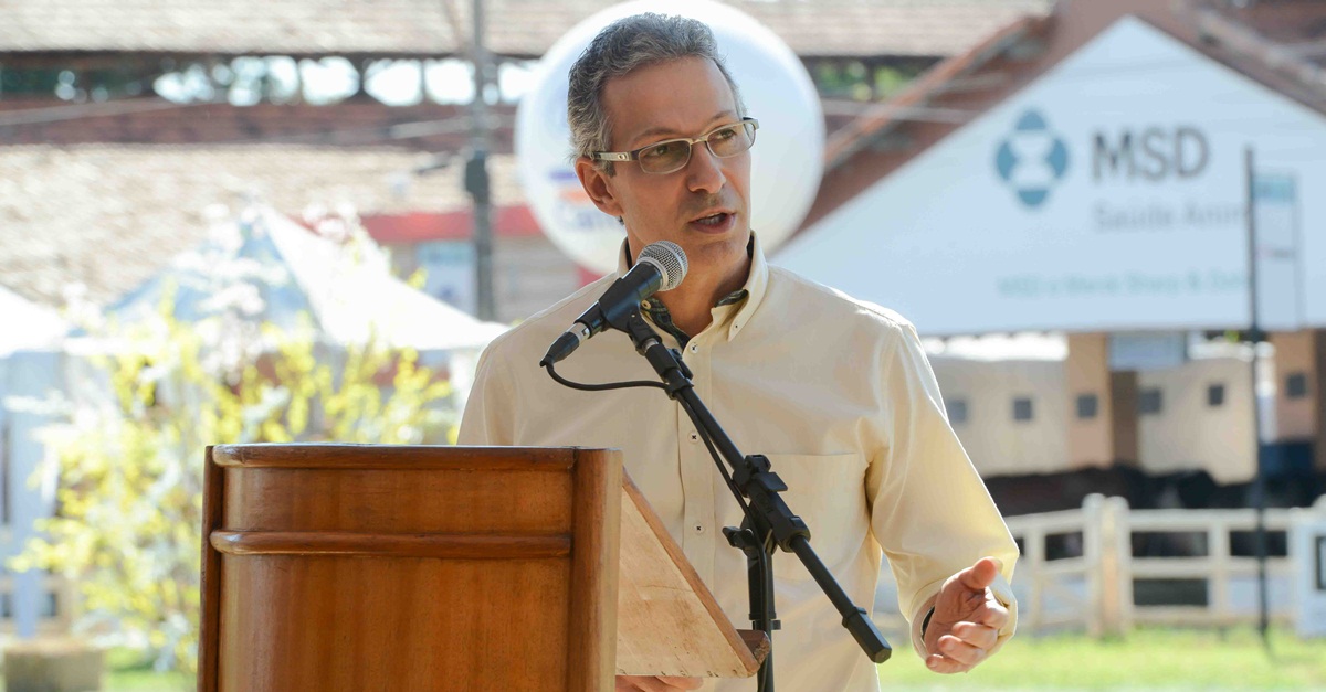 Zema quer tirar referendo popular do processo de privatização das estatais