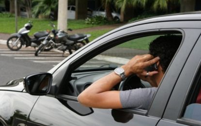 Um em cada cinco brasileiros usa o celular enquanto dirige
