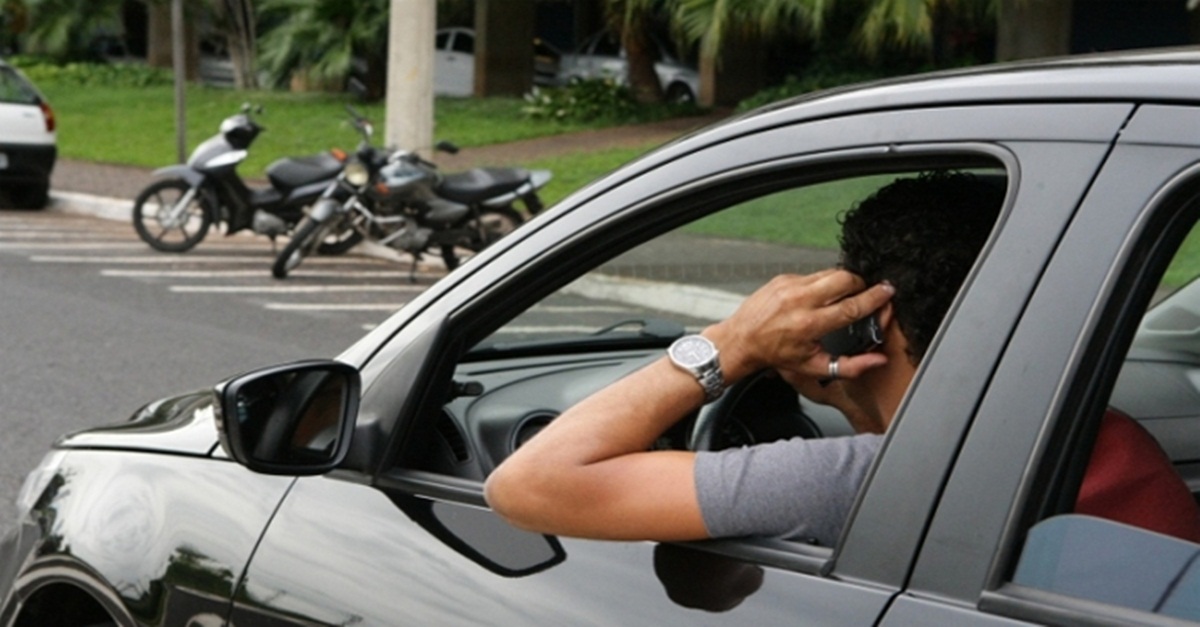 Um em cada cinco brasileiros usa o celular enquanto dirige