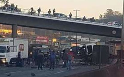 Engavetamento deixa feridos e fecha BR-381 em Contagem, no acesso a Belo Horizonte