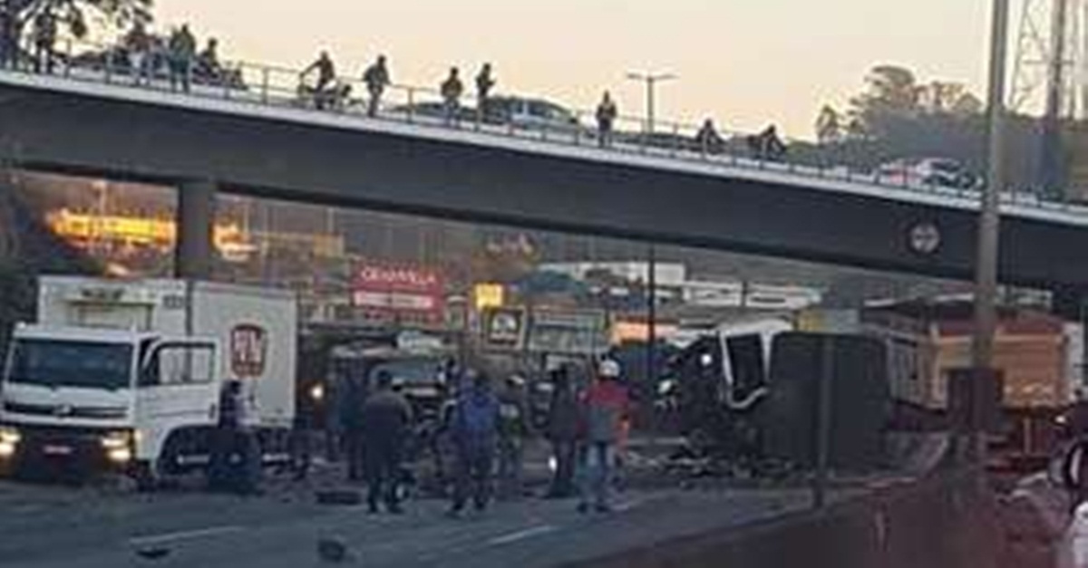 Engavetamento deixa feridos e fecha BR-381 em Contagem, no acesso a Belo Horizonte