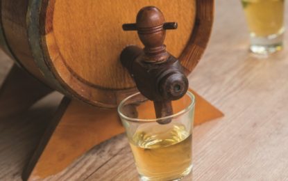 Produtores e comerciantes de cachaça recebem suporte do Estado