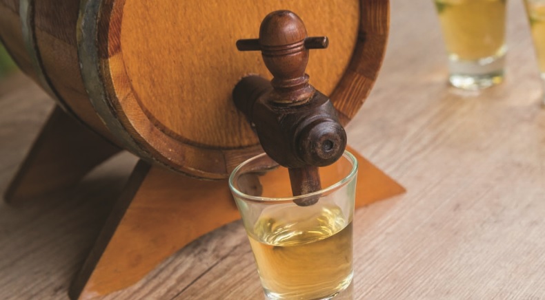 Produtores e comerciantes de cachaça recebem suporte do Estado