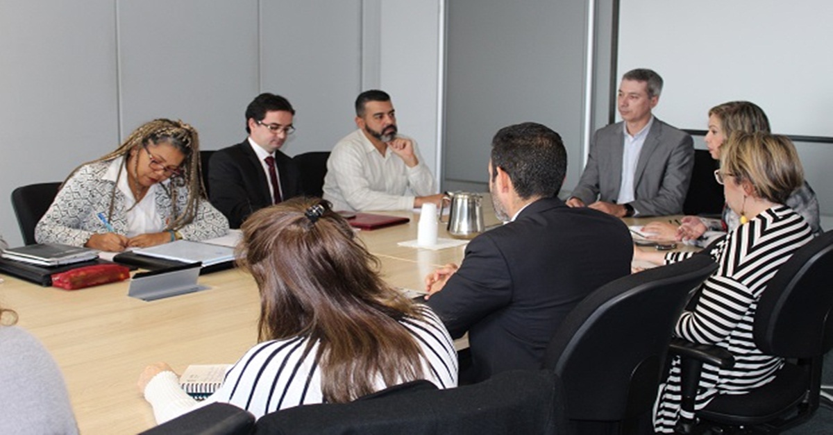 Itens de pauta da Educação são discutidos em reunião com o sindicato