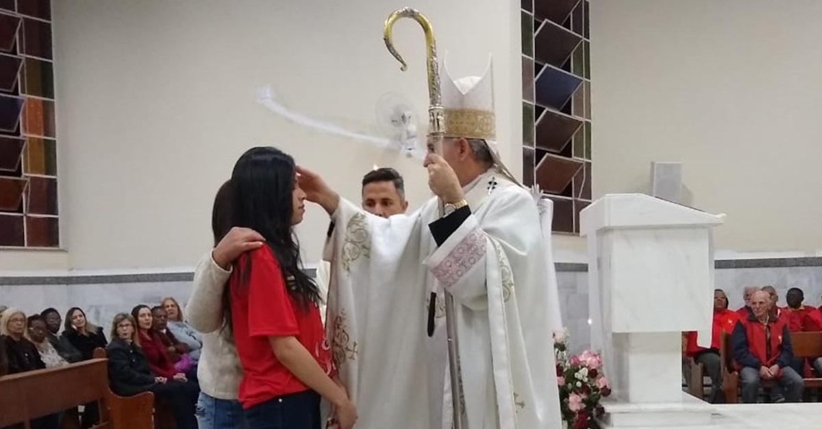 Dom Airton preside celebração da Crisma na Paróquia São Pedro e São Paulo em Barbacena