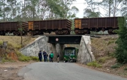 Acidente envolve ônibus de funerária e moto na MGC 265, em Barbacena