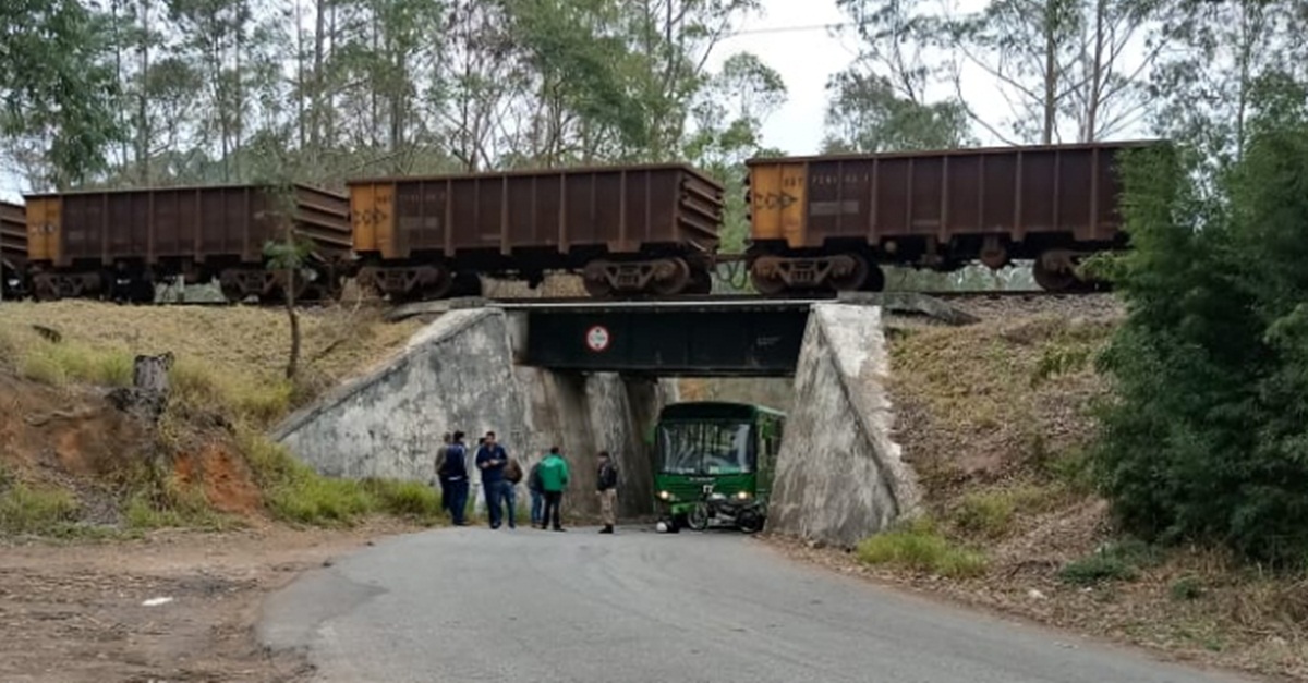 Acidente envolve ônibus de funerária e moto na MGC 265, em Barbacena