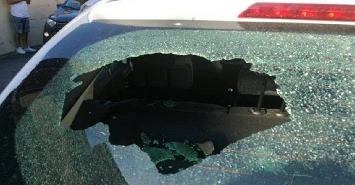 Turbina de avião quebra no céu e pedaços de metal caem nas ruas de Roma