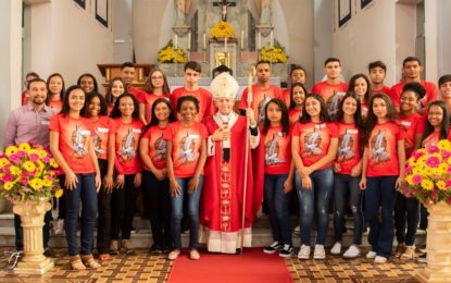 Dom Airton crisma 99 jovens em Ressaquinha