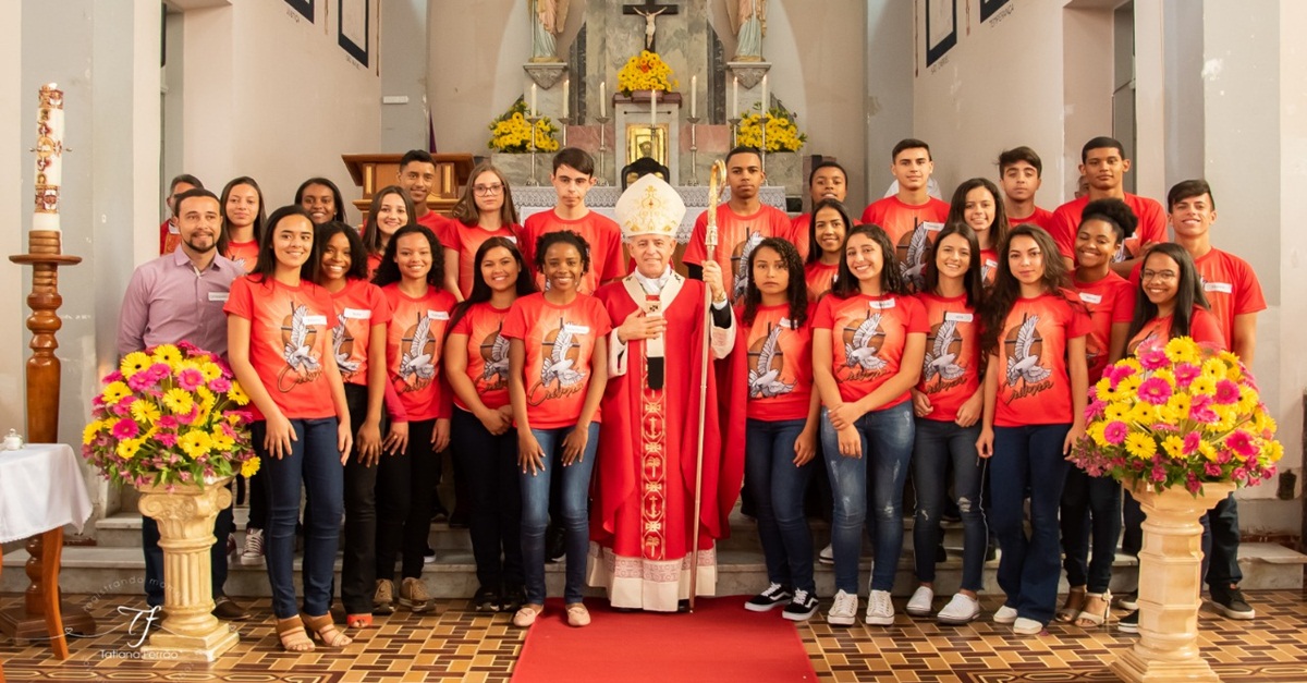 Dom Airton crisma 99 jovens em Ressaquinha