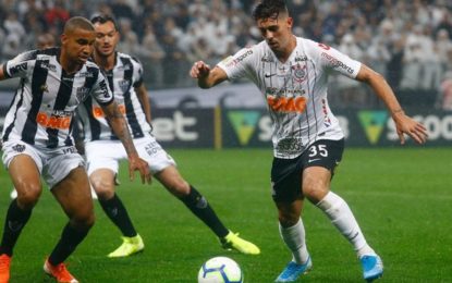 Galo falha no final e se vê mais longe da ponta do Brasileirão com a vitória do Corinthians
