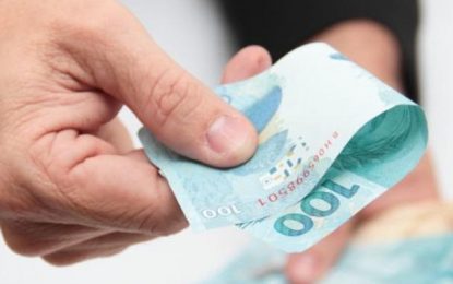 Homem surta e distribui dinheiro em Juiz de Fora; PM é acionada para conter a ação