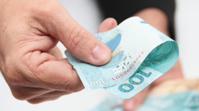 Homem surta e distribui dinheiro em Juiz de Fora; PM é acionada para conter a ação