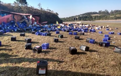 Carreta tomba e deixa motorista ferido na BR-040 próximo ao Galego