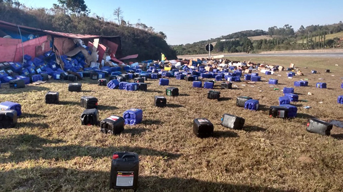 Carreta tomba e deixa motorista ferido na BR-040 próximo ao Galego