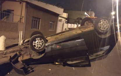 Motorista perde controle do veículo e capota na rua Cruz das Almas, em Barbacena